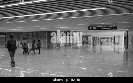 KOLKATA, INDIEN - 29. JULI 2015. Der neue Terminal der Ankunft Halle von Netaji Subhash Chandra Bose International Airport in Kolkata, Westbengalen, Indien. Stockfoto