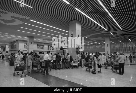 KOLKATA, INDIEN - 29. JULI 2015. Menschen warten auf Einnahme von Gepäck bei Ankunft Halle von Netaji Subhash Chandra Bose International Airport in Kalkutta, Wes Stockfoto