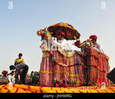 PUSHKAR, INDIEN - 7. MÄRZ 2012. Rajasthani Volkstänzer in bunte ethnische Kleidung führen in Pushkar, Indien. Pushkar ist weltweit bekannt für seine P Stockfoto