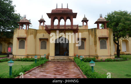 Jaipur, Indien - 27. Juli 2015. Das Tor des astronomischen Observatorium Jantar Mantar am regnerischen Tag in Jaipur, Indien. Jantar Mantar ist eine Sammlung von 19 in Stockfoto