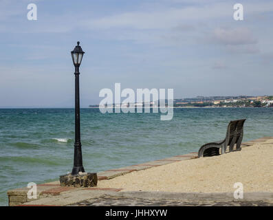 Seepark mit Stuhl und Lampe post am sonnigen Tag in Mui Ne Stadt, Vietnam. Stockfoto