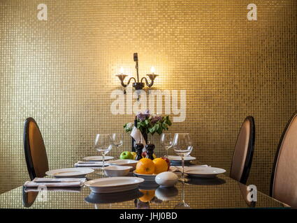 Stellen Sie den Tisch im goldenen Wohnzimmer Stockfoto
