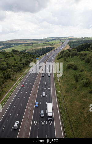 Trans-Pennine M62 Autobahnnetz in Yorkshire nach Osten von der Scammonden Brücke Stockfoto