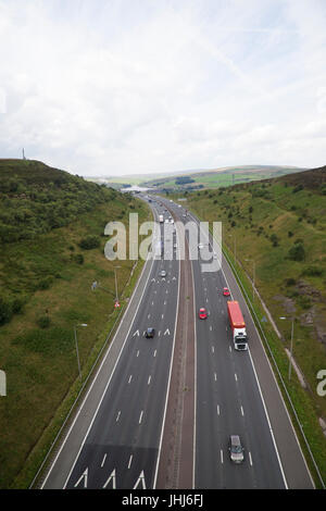 Ansicht der Autobahn M62 Trans-Pennine in Yorkshire nach Westen von der Scammonden Brücke Stockfoto