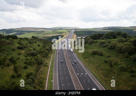 Trans-Pennine M62 Autobahnnetz in Yorkshire nach Osten von der Scammonden Brücke Stockfoto