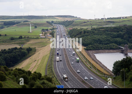 Trans-Pennine M62 Autobahnnetz in Yorkshire nach Osten von der Scammonden Brücke Stockfoto