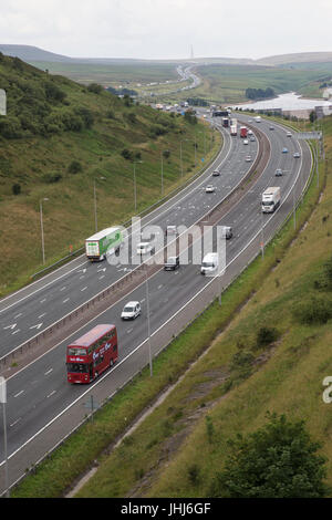 Ansicht der Autobahn M62 Trans-Pennine in Yorkshire nach Westen von der Scammonden Brücke Stockfoto