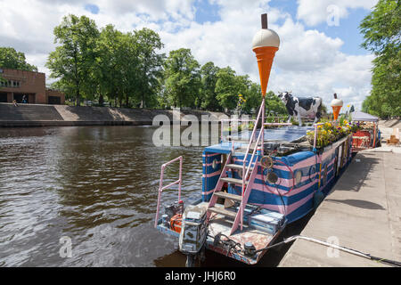 Ein Eisverkäufer aus einem Kahn über den Fluss Ouse in York, England, UK Stockfoto