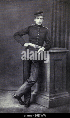 Dieses Bild zeigt Lord Kitchener, einen Offizier der britischen Armee, der mit der Woolwich Academy in Verbindung steht. Das Porträt unterstreicht seine bedeutende Rolle in der britischen Militärgeschichte, insbesondere während des Ersten Weltkriegs und seiner Zeit in Woolwich. Stockfoto