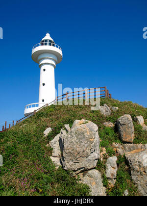 weißen Leuchtturm auf grüne felsigen Hügel auf Somaemuldo Island, Südkorea Stockfoto