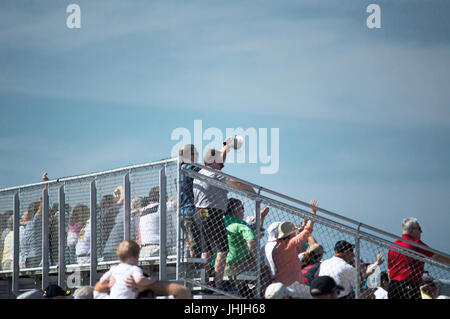 Ein Mann schwenkte einen Hut in Tribüne auf einer Flugshow. Stockfoto