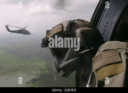 US-Crew Chief Tür Kanonier scannt den Sri-Lankischen Horizont von einem US-Air Force HH-60 Pave Hawk Hubschrauber während der Tsunami Entlastung Betriebe 17. Dezember 2003 in Sri Lanka.    (Foto von Val Gempis über Planetpix) Stockfoto