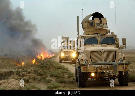 US-Soldaten führen eine berittene Patrouille in Mine-resistente Hinterhalt geschützte Fahrzeuge nach der Einstellung Kanal Vegetation in Brand während des Irak-Krieges 30. Juli 2008 in Tahwilla, Irak.    (Foto: David J. Marshall via Planetpix) Stockfoto