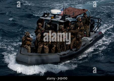 US-Marineinfanteristen während eines Besuchs auf einem Festrumpf Schlauchboot fahren, Board, Such- und Beschlagnahme Training Übung 13. Januar 2017 in Apra Hafen, Guam.    (Foto: Jorge A. Rosales via Planetpix) Stockfoto