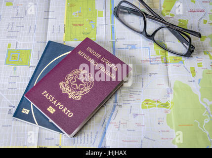 Planen Sie eine Reise - italienischen und brasilianischen Pässen auf Stadt Karte mit Brille Stockfoto