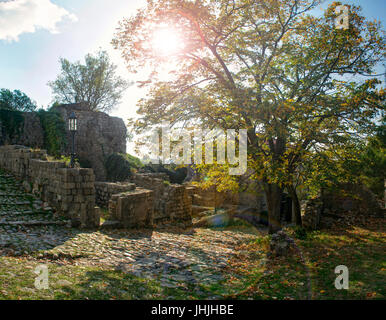 Blick auf Stari Bar Fort Ruinen im Herbst an sonnigen Tag Stockfoto