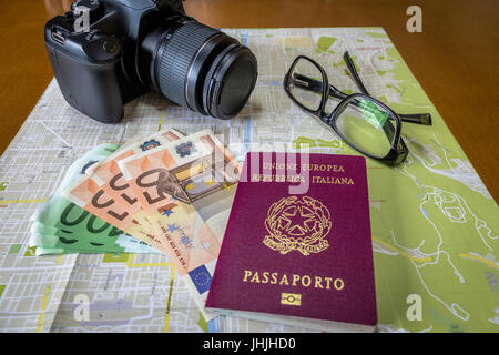 Planen Sie eine Reise - italienischen und brasilianischen Pässen auf Stadt Karte mit Euro Rechnungen Geld, Kamera und Gläser Stockfoto