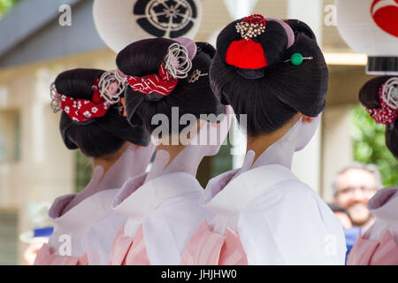 drei Geisha in einer Linie mit der Gion Matsuri Festival in kyoto Stockfoto