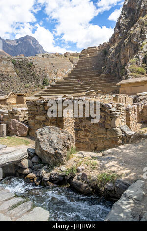 Inkaruinen von Ollantaytambo und Terrassen - Ollantaytambo, Heiliges Tal, Peru Stockfoto