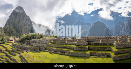Panoramablick über Inkaruinen Machu Picchu - Heiliges Tal, Peru Stockfoto