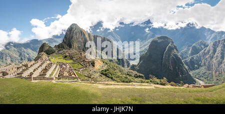 Panoramablick über Inkaruinen Machu Picchu - Heiliges Tal, Peru Stockfoto