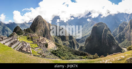 Panoramablick über Inkaruinen Machu Picchu - Heiliges Tal, Peru Stockfoto