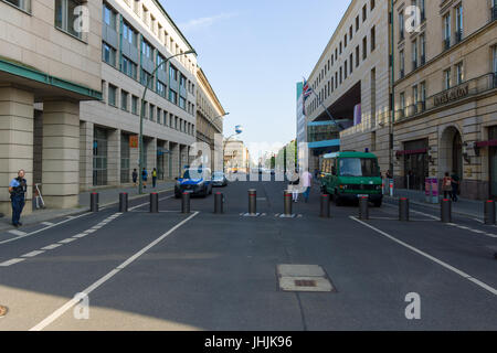 BERLIN - 9. Juli 2017: Polizei Kordon (Sicherheit) vor der britischen Botschaft. Stockfoto