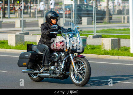 BERLIN - 9. Juli 2017: Fahrer auf einem Motorrad Harley-Davidson. Stockfoto