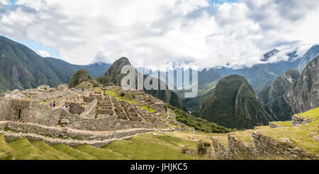Panoramablick über Inkaruinen Machu Picchu - Heiliges Tal, Peru Stockfoto