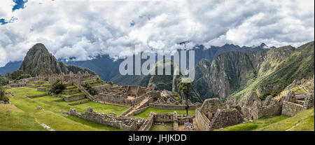 Panoramablick über Inkaruinen Machu Picchu - Heiliges Tal, Peru Stockfoto