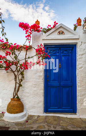 Tor mit Blumen in der Stadt Skopelos, Griechenland. Stockfoto