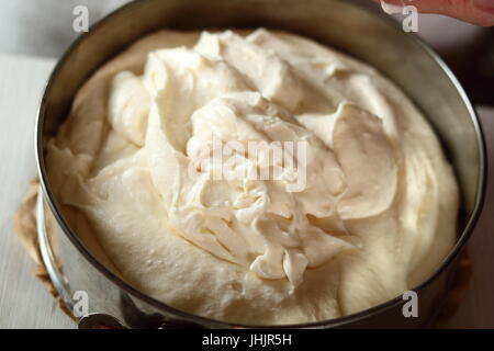 Übertragen Sie Käse in die Backform füllen. Machen frozen Strawberry Cheesecake Serie. Stockfoto