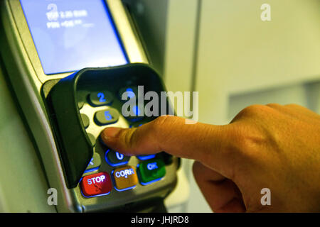 Person mit Tastatur Geldautomaten Geld abheben Stockfoto