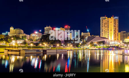 Adelaide, Australien - 16. April 2017: Adelaide Stadt Skyline in der Abenddämmerung über River Torrens von König William Brücke gesehen Stockfoto