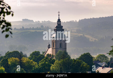 Stary Sacz Stadt bei Sonnenaufgang. Glockenturm der Pfarrkirche Elisabethkirche in Stary Sacz, Polen. Stockfoto
