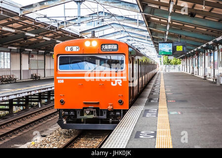 OSAKA, JAPAN - NOVEMBER 18: Ringlinie in Osaka, Japan am 18. November 2013. Eine Eisenbahnlinie in Japan von West Japan Railway Company (JR West) betrieben. Stockfoto