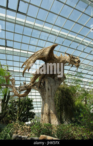 Hölzerne Skulptur/Schnitzen von großen geflügelten Drachen in Gardens by the Bay, Singapur Stockfoto