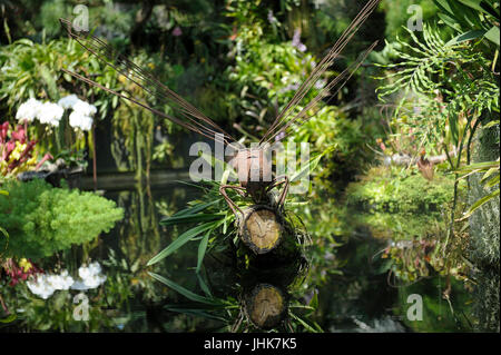 Metall-Skulptur Libelle im Teich, Flower Dome Gärten an der Bucht, Singapur Stockfoto