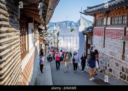 Unbenannte Touristen auf das Bukchon Hanok Dorf am Jun19, 2017 in Stadt von Seoul, Südkorea - berühmte Tourenziel Stockfoto