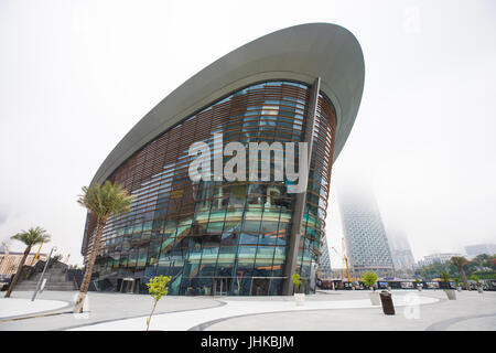 Dubai, Vereinigte Arabische Emirate - 3. Juni 2017: Neu eröffnete Dubai Opernhaus an einem seltenen Cludy Tag. Stockfoto