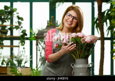 Blumengeschäft Blumenladen lächelnd Stockfoto