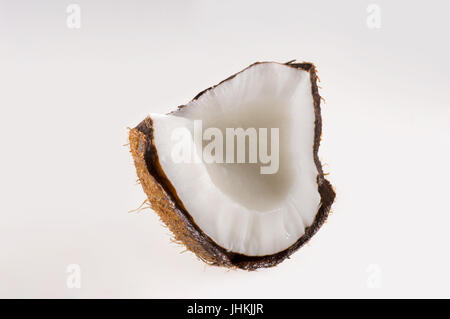 Frische Kokosnuss auf weißem Hintergrund isoliert. Studio-Shooting. Stockfoto