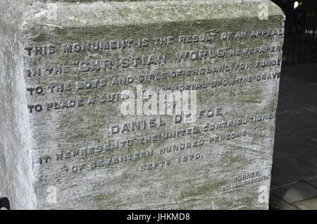 Der Grabstein von Autor Daniel Defoe in Bunhill Felder Friedhof, Finsbury, London Stockfoto