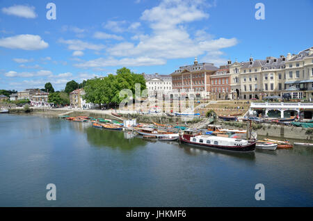 Am Flussufer in Richmond auf der Themse an einem sonnigen Sommernachmittag Stockfoto