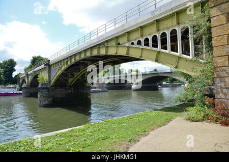 Eisenbahnbrücke in Richmond und Twickenham Brücke über den Fluss Themse in London west Stockfoto