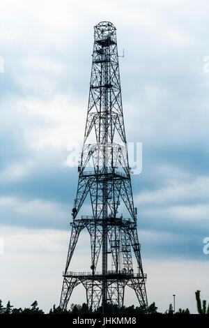 Ein Fernmeldeturm, legen Sie gegen den Himmel. Stockfoto