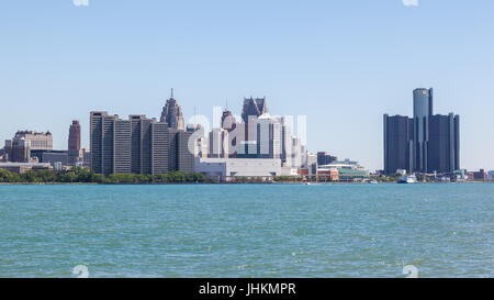 Ein Blick auf die Skyline von Detroit, Michigan USA vom Flussufer Weg, Windsor, Ontario, Kanada Stockfoto