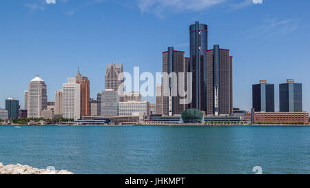 Ein Blick auf die Skyline von Detroit, Michigan USA vom Flussufer Weg, Windsor, Ontario, Kanada Stockfoto