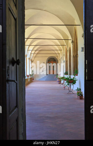 Eingang im Innenhof des 13. Jahrhunderts Chiesa di Sant'Agostino (Kirche des Hl. Augustinus) in San Gimignano, Italien Stockfoto