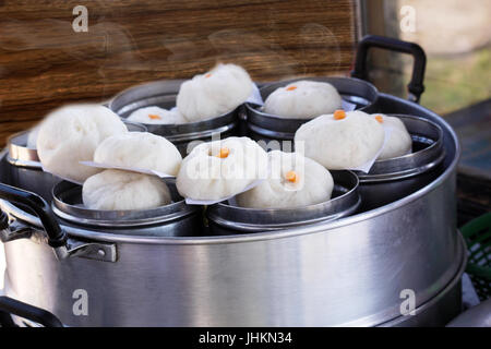 Chinesische Knödel (gedämpfte Sachen Brötchen) in Dampf-Box gedämpft wird. Stockfoto